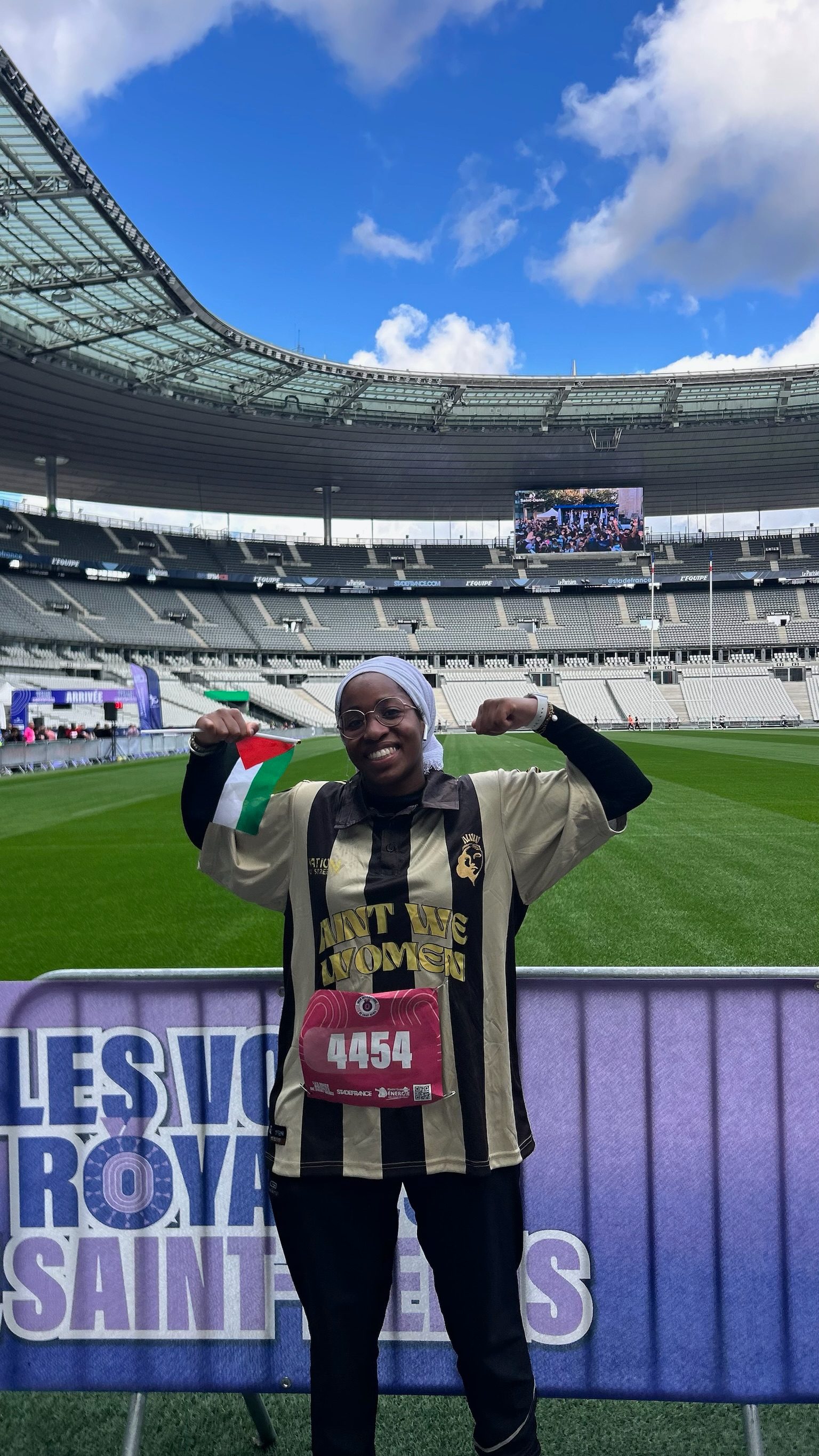 Coureuse fière au Stade de France avec son dossard